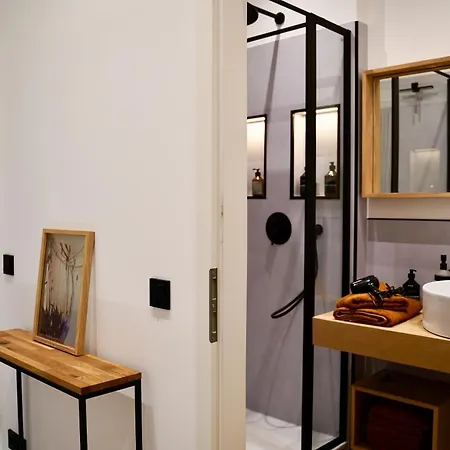 Lägenhet Edler Wohnraum Im Zentrum Mit Himmelbett, Balkon, Miele-kaffeevollautomat, Klima, Parkplatz & Wlan 201 Mbps