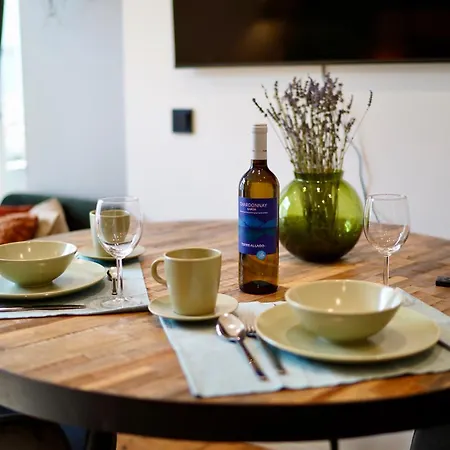 Edler Wohnraum Im Zentrum Mit Himmelbett, Balkon, Miele-kaffeevollautomat, Klima, Parkplatz & Wlan 201 Mbps Apartman *