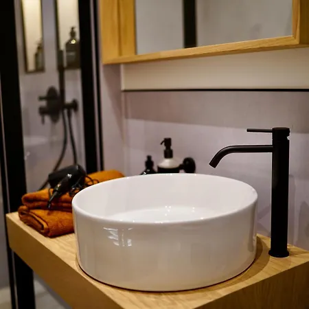 Lägenhet Edler Wohnraum Im Zentrum Mit Himmelbett, Balkon, Miele-kaffeevollautomat, Klima, Parkplatz & Wlan 201 Mbps *
