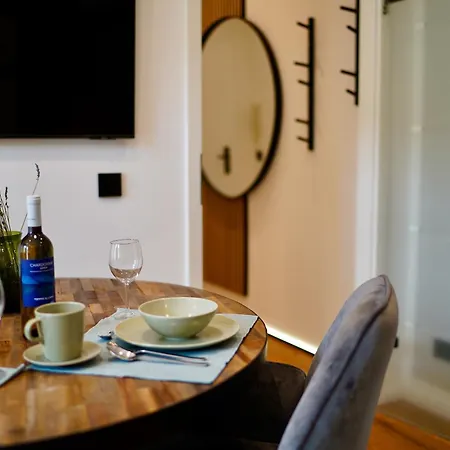 Apartman Edler Wohnraum Im Zentrum Mit Himmelbett, Balkon, Miele-kaffeevollautomat, Klima, Parkplatz & Wlan 201 Mbps Zwickau