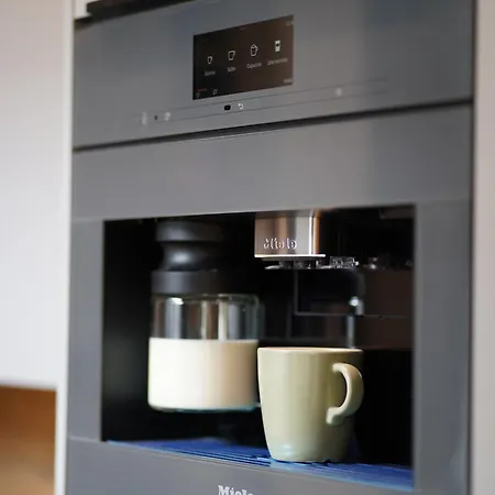 Edler Wohnraum Im Zentrum Mit Himmelbett, Balkon, Miele-kaffeevollautomat, Klima, Parkplatz & Wlan 201 Mbps * Цвиккау