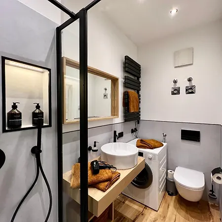 Edler Wohnraum Im Zentrum Mit Himmelbett, Balkon, Miele-kaffeevollautomat, Klima, Parkplatz & Wlan 201 Mbps