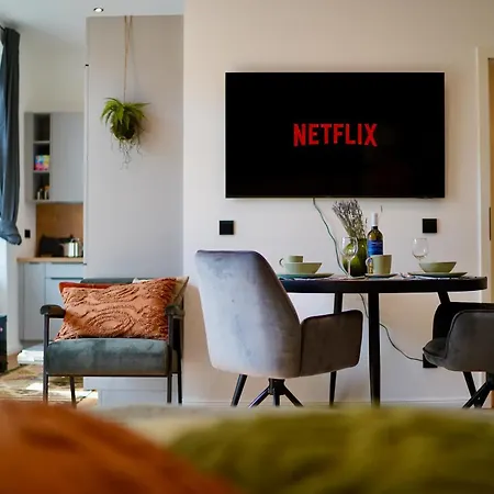 Edler Wohnraum Im Zentrum Mit Himmelbett, Balkon, Miele-kaffeevollautomat, Klima, Parkplatz & Wlan 201 Mbps Апартаменты Цвиккау
