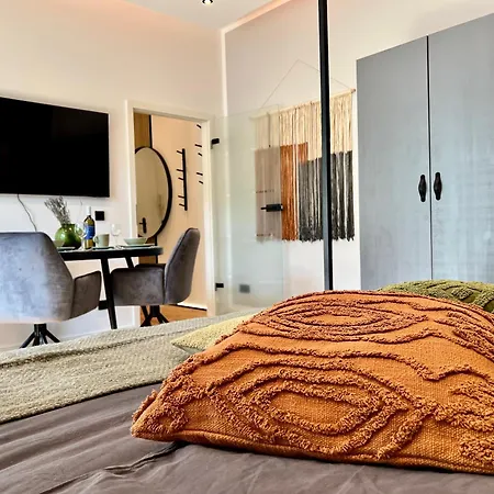 Edler Wohnraum Im Zentrum Mit Himmelbett, Balkon, Miele-kaffeevollautomat, Klima, Parkplatz & Wlan 201 Mbps * Zwickau
