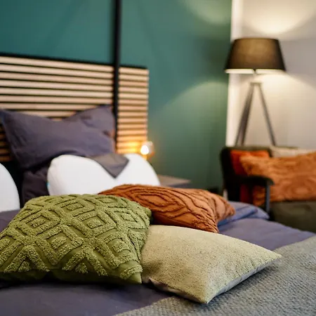 Edler Wohnraum Im Zentrum Mit Himmelbett, Balkon, Miele-kaffeevollautomat, Klima, Parkplatz & Wlan 201 Mbps * Цвиккау