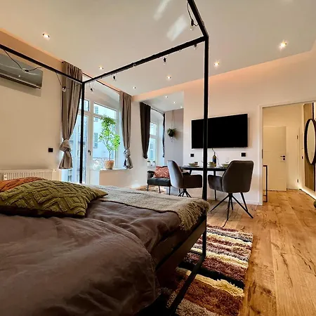 Edler Wohnraum Im Zentrum Mit Himmelbett, Balkon, Miele-kaffeevollautomat, Klima, Parkplatz & Wlan 201 Mbps