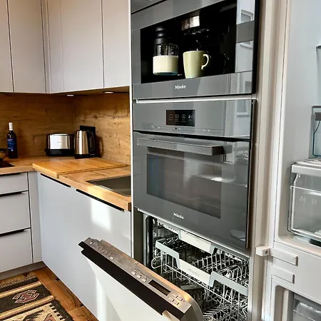 Apartman Edler Wohnraum Im Zentrum Mit Himmelbett, Balkon, Miele-kaffeevollautomat, Klima, Parkplatz & Wlan 201 Mbps