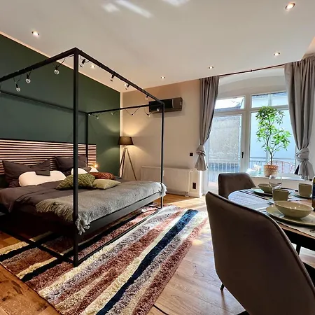 Edler Wohnraum Im Zentrum Mit Himmelbett, Balkon, Miele-kaffeevollautomat, Klima, Parkplatz & Wlan 201 Mbps
